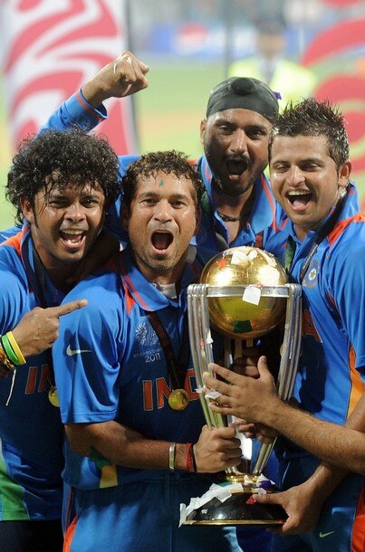 २०११ चा विश्वचषक जिंकल्यानंतर टीम इंडियाच्या सहकाऱ्यांसह जल्लोष करताना मास्टर ब्लास्टर सचिन तेंडुलकर 