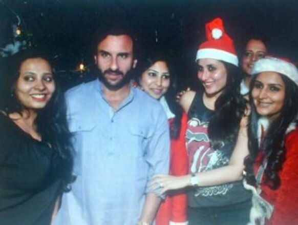 नवाब सैफ अली खान आणि बेगम करीना कपूर आपल्या मित्रांसोबत क्रिसमस पार्टीची मजा लुटताना