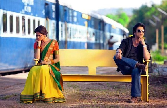 रोहित शेट्टीच्या चेन्नई एक्सप्रेस सिनेमाचं शुटिंग करताना शाहरुख खान आणि दीपिका पादुकोण
