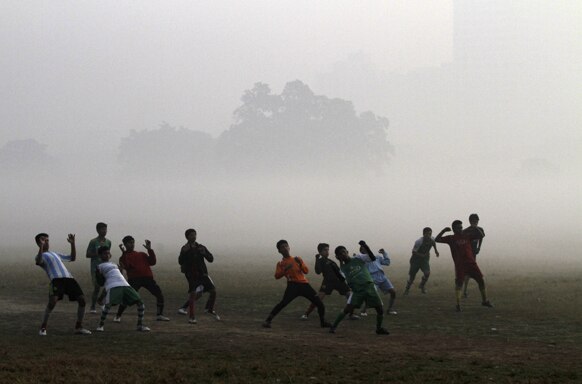 कोलकातामध्येही थंडीतही खेळताना युवा भारतीय फुटबॉल खेळाडू