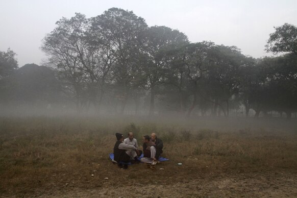कोलकातामध्येही थंडीची चाहूल आहे. यावेळी गप्पा मारताना लोक