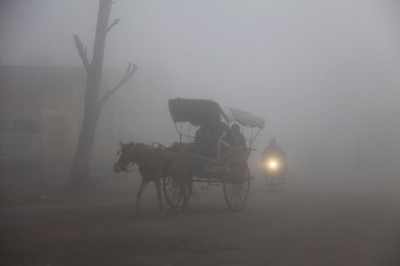 जम्मू-काश्मीर धुक्यात हरवले
