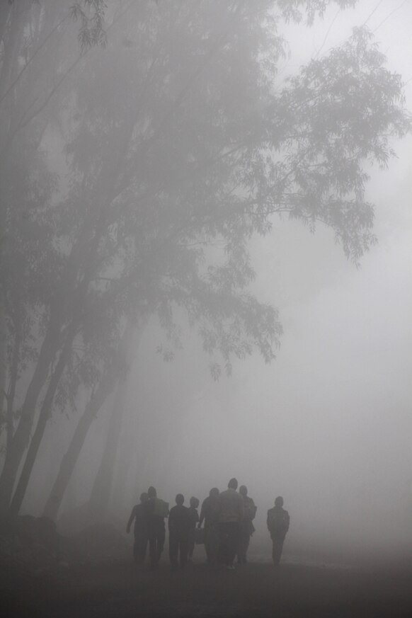 जम्मूमध्ये तपमान उणे झाले आहे. थंडीतून शाळेत जाणारी मुलं
