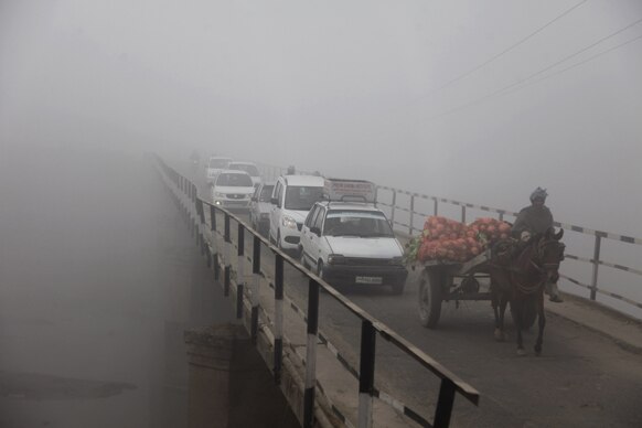 उत्तर भारतात थंडीची लाट आली आहे. जम्मूतील एका पुलावरील दृश्य.