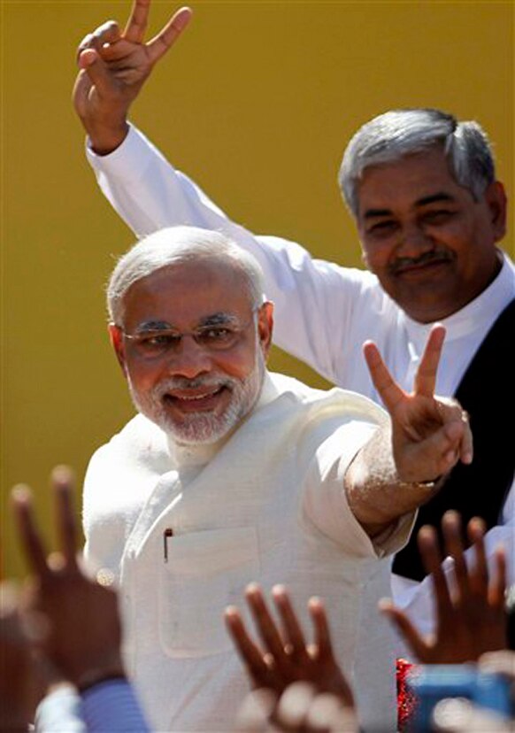 गुजरात - चौथ्यांदा मुख्यमंत्री पदाची शपथ घेण्यासाठी आले असताना विजयीमुद्रेत नरेंद्र मोदी.