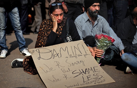दिल्ली सामूहिक बलात्कारातील पीडित तरूणीनी बळी पडल्याने शोक व्यक्त करताना महिला.
