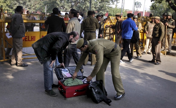 दिल्ली गँगरेप : दिल्लीमध्ये आंदोलनं आणि निदर्शनं सुरू असताना पोलीस बॅगेची तपासणी करताना