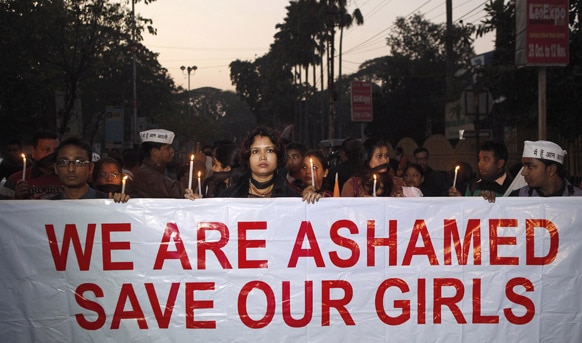 मुलींचे संरक्षण करा आणि मुली वाचवा, असा संदेश देत दिल्लीतील घटनेचा निषेध करताना महिला आणि तरूण