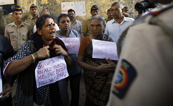 दिल्लीतील घटनेनंतर मुंबईतमध्ये पोलिसांपुढे आपला राग व्यक्त करताना महिला.