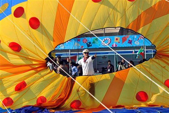 अहमदाबादमध्ये भरलाय आंतरराष्ट्रीय पतंग महोत्सव...