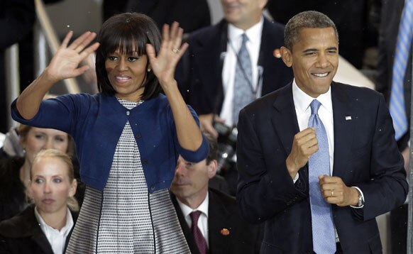 अमेरिकेचे अध्यक्ष बराक ओबामा दुस-या पर्वाची दुस-यांदा जाहीर शपथविधी सोहळा होत आहे. त्यासाठी जात असलेले बराक आणि त्यांची पत्नी मिशेल