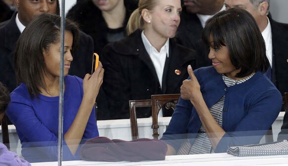 अमेरिकेचे अध्यक्ष बराक  ओबामांचा जाहीर शपथविधी सोहळ्यात खास उपस्थिती होती ती पत्नी मिशेल आणि मुलगी मलिया