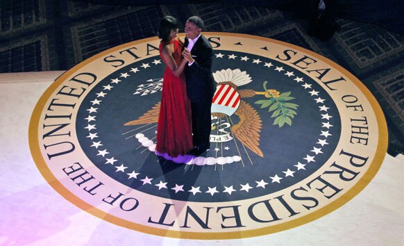 वॉशिंग्टन येथे रंगलेला अध्यक्ष पदाचा शपथ सोहळा. यावेळी आनंदीत बराक आणि मिशेल