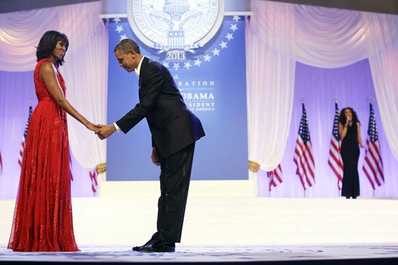 बराक ओबांमाचा शपथ विधी सोहळा पार पडला. यावेळी पत्नी मिशेल हिच्याशी हस्तांदोलन करताना