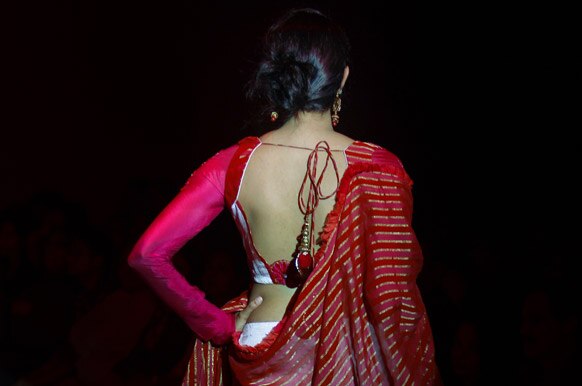 बंगलौर फॅशन वीकमध्ये मॉडेल