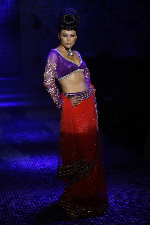 बंगलौर फॅशन वीकमध्ये मॉडेल