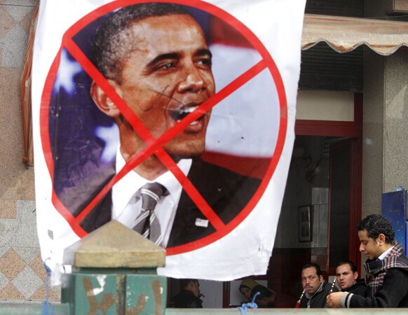 इजिप्तमधील एका विद्रोही संघटनेने अमेरिकेचे अध्यध बराक ओबामा यांचा निषेध असे पोस्टर लावून केला.
