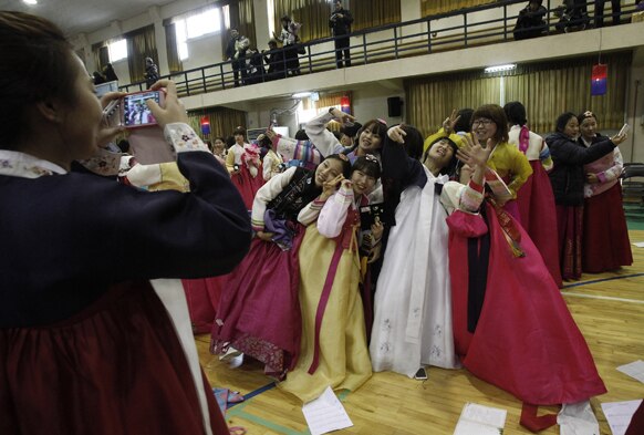 दक्षिण कोरियामध्ये पारंपरिक वेशभुषा केलेले शालेय विद्यार्थी आपल्या छबी कॅमेऱ्यात टिपन्यासाठी दिलेली पोझ.
