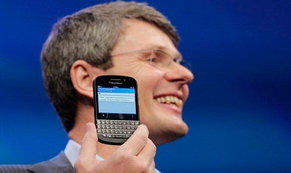 सीईओ थ्रोस्टन हेनिस 	Blackberry 10 चे अनावरण करताना...