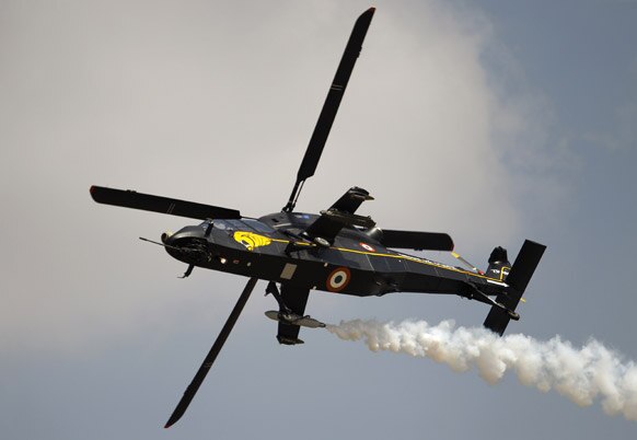 रुद्र, भारताचं कॉम्बॅट हेलिकॉप्टर, एअरो इंडिया शो २०१३ मध्ये हवाई कसरती सादर करताना...