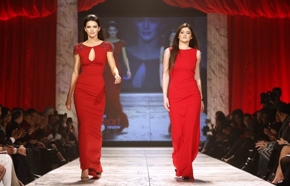 न्यू यॉर्क फॅशन शो २०१३ मध्ये रेड ड्रेस कलेक्शन सादर करताना मॉडेल केन्डल जेनर आणि केली जेनर