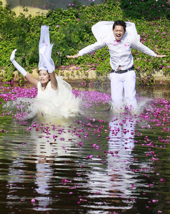 व्हेलेंटाईन-डेच्या पूर्व संध्येला थायलंडमध्ये विवाह सोहळा समारंभ होतो. यावेळी पाण्यामध्ये उतरताना नवदाम्पत्य.