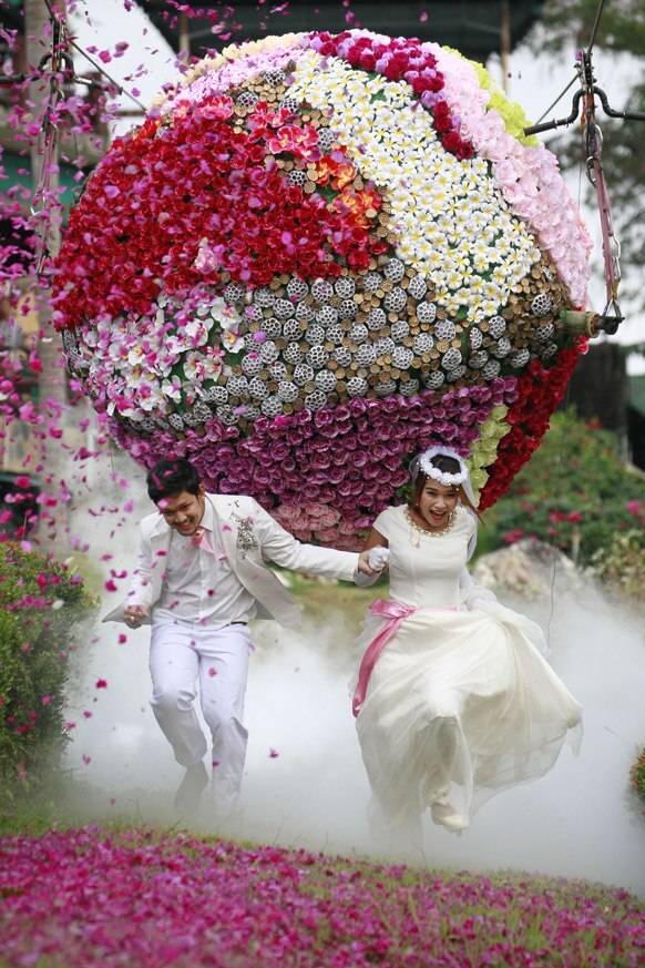 एक विशाल फुलगुच्छ. व्हेलेंटाईन-डेच्या पूर्व संध्येला थायलंडमध्ये विवाह सोहळा समारंभ होतो.