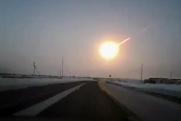 मध्य रशियातील युराल पर्वतरांगामध्ये स्फोट होऊन आकाशातून एक चमकणारी उल्कापात