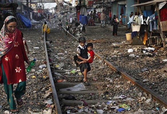 रेल्वे अर्थसंकल्पात मुंबईला नेहमीच वेगळी वागणूक दिली जाते. मुंबईत रेल्वे लाईनच्या लगत झोपड्या आहेत. तेथील माणसांचे जीवन धोक्यात आहे. मात्र, रेल्वेची सुरक्षा नसल्याचे हे धोतक