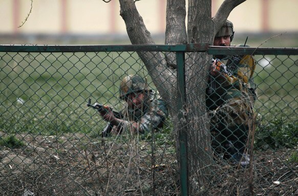 श्रीनगरमधील बिमना परिसरातल्या शाळेबाहेर दहशतवाद्यांनी केला हल्ला...