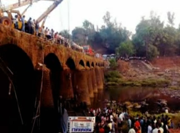 मुंबई-गोवा महामार्गावर खेड येथील अरूंद पुलावरून पहाटे ३.३० वाजता बस नदीत कोसळ्याने ३७ जण ठार झालेत.