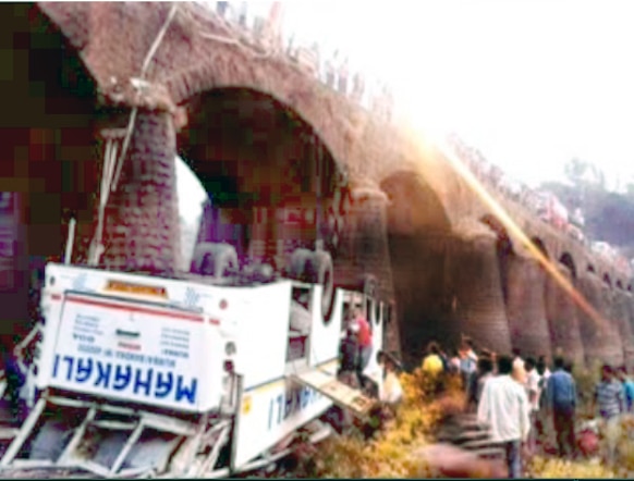 मुंबई-गोवा महामार्गावर खेड येथील अरूंद पुलावरून बस जगबुडी नदीत अशी उलटी कोसळली