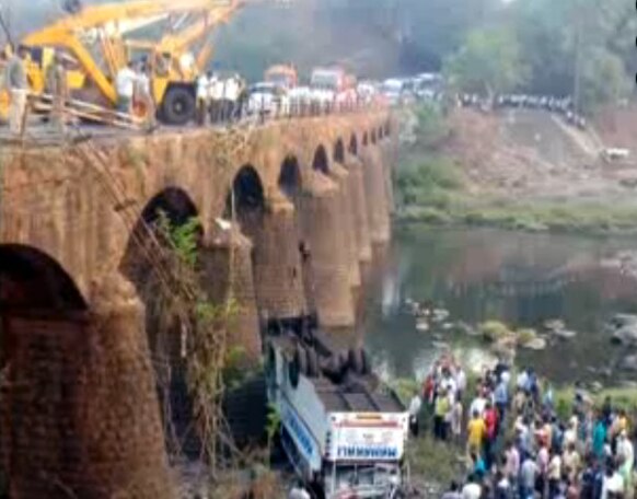 मुंबई-गोवा महामार्गावर खेड येथील अरूंद पुलावरून बस जगबुडी नदीत कोसळली
