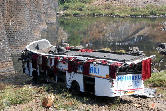 मुंबई-गोवा महामार्गावर खेड येथील अरूंद पुलावरून खासगी बस जगबुडी नदीत कोसळली. 