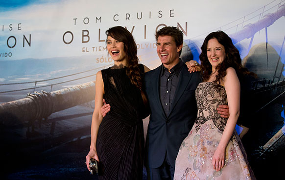 अमेरिकन अभिनेता टॉम क्रूझ, ओल्गा कुर्लेन्को (डावीकडे) आणि अॅन्ड्रीया सोबत