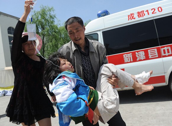 चीनमधील शिचुआना प्रांताला  भूकंपाचा  तडाखा बसला. जखमी महिलेला उपचारासाठी दाखल करताना