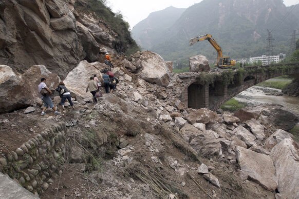 चीनमधील एका मार्गावर भूकंपाने आलेले दगड. त्यामुळे वाहतुकीचा हा मार्ग बंद झाला होता.