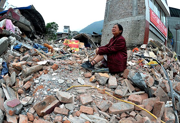 चीनला भूकंपाचा हादरा बसला. या भूकंपात उध्वस्त झाल्यानंतर हाताश झालेली एक महिला.