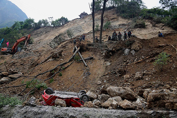 चीनला ५.३ रिस्टर स्केल भूकंपाचा धक्का बसला. या भूकंपाच्या तडाख्यात सापडलेली कार