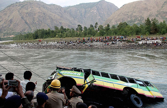 हिमाचल प्रदेशमध्ये कुलू-मंडी राष्ट्रीय महामार्गावर एका खासगी बसला झालेल्या अपघातात ३२ प्रवाशांचा मृत्यू झाला