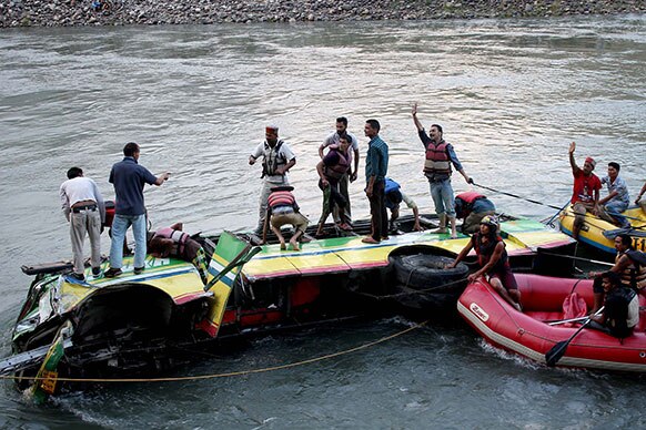 हिमाचल प्रदेशमध्ये कुलू-मंडी राष्ट्रीय महामार्गावर खासगी नदीत कोसळली
