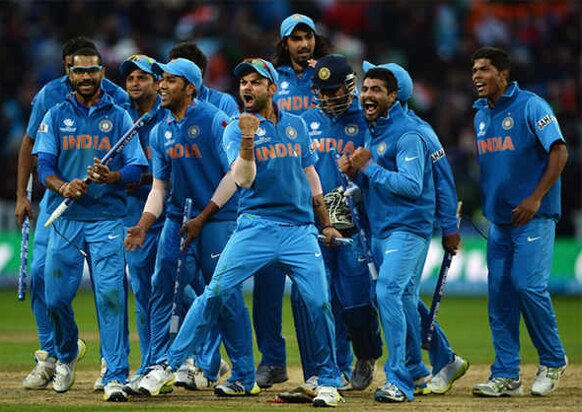 टीम इंडियाचा कॅप्टन महेंद्रसिंग धोनीने कमाल केली. अखेरच्या षटकात २ षटकार आणि १ चौकार ठोकून भारताचा विजय साकारला. श्रीलंकेवर १ विकेट आणि दोन बॉल राखून अंतिम सामना जिंकत ट्राय तिरंगी मालिकेचे विजेते पद पटकाविले आणि असा जोश पाहायला मिळाला