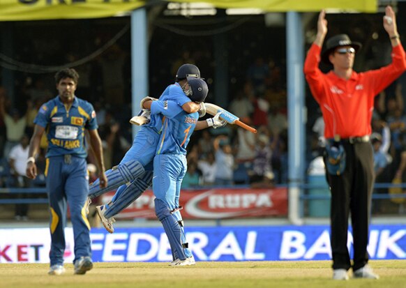 टीम इंडियाचा कॅप्टन महेंद्रसिंग धोनीने कमाल केली. अखेरच्या षटकात २ षटकार आणि १ चौकार ठोकून श्रीलंकेवर मात करत भारताचा विजय साकारला. 
