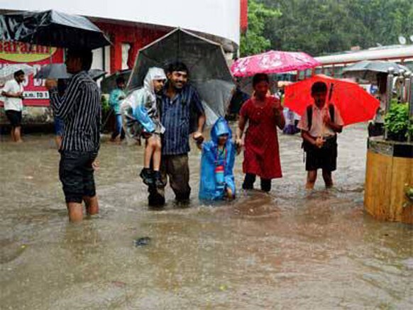 मुसळधार पाऊस कोसळत असल्याने मुंबई आणि ठाणे जिल्ह्यातील शाळा सोडण्यात आल्यात...