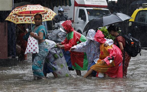मुसळधार पाऊस कोसळत असल्याने मुंबई आणि ठाणे जिल्ह्यातील शाळा सोडण्यात आल्यात...पालक आपल्या पाल्याला सुखरूप घरी नेताना