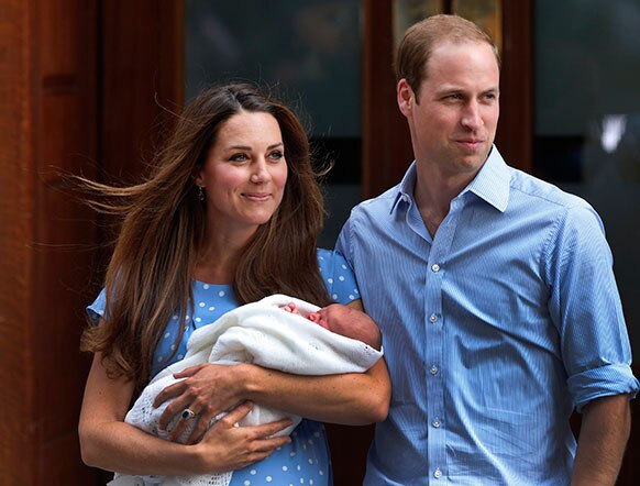 प्रिन्स विल्यम्स आणि त्यांची पत्नी केट मिडलटन यांना पुत्ररत्नाची प्राप्ती झालीय... ब्रिटनला नवा राजपुत्र मिळालाय....