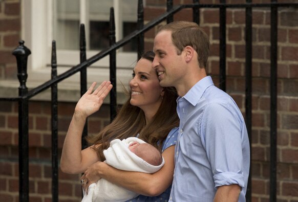 प्रिन्स विल्यम्स आणि त्यांची पत्नी केट मिडलटन यांना पुत्ररत्नाची प्राप्ती झालीय... ब्रिटनला नवा राजपुत्र मिळालाय....
