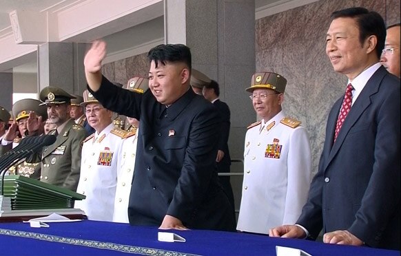 उत्तर कोरियाई नेता किम जोंग अन उत्तर कोरिया युद्ध युद्धविरामच्या ६० व्या कार्यक्रमात सैन्य दलाला मानवंदना देताना.