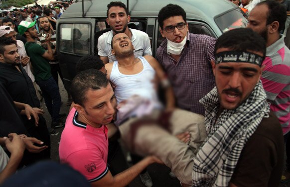 इजिप्त येथे राष्ट्रपती  मोहम्मद मोर्सी यांच्याविरोधात काहींनी आंदोलन केले. यावेळी जखमी कार्यकर्ता.