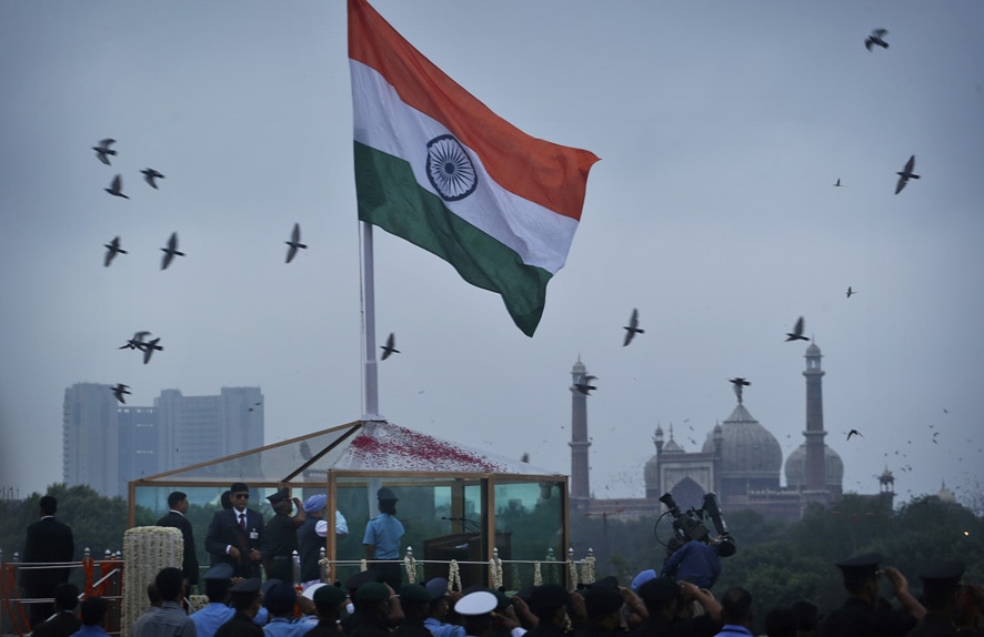 नवी दिल्लीतील लाल किल्ल्यावर पंतप्रधान मनमोहन सिंग यांच्या हस्ते ध्वजारोहन झाले.